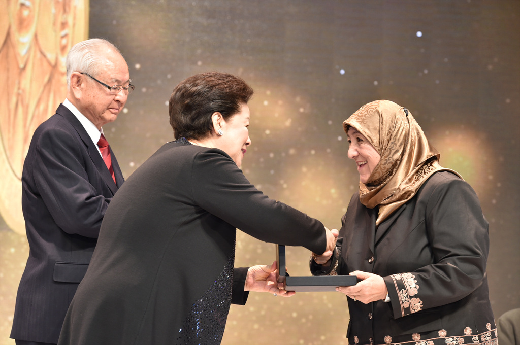 사키나 야쿠비_메달 및 상패 수여