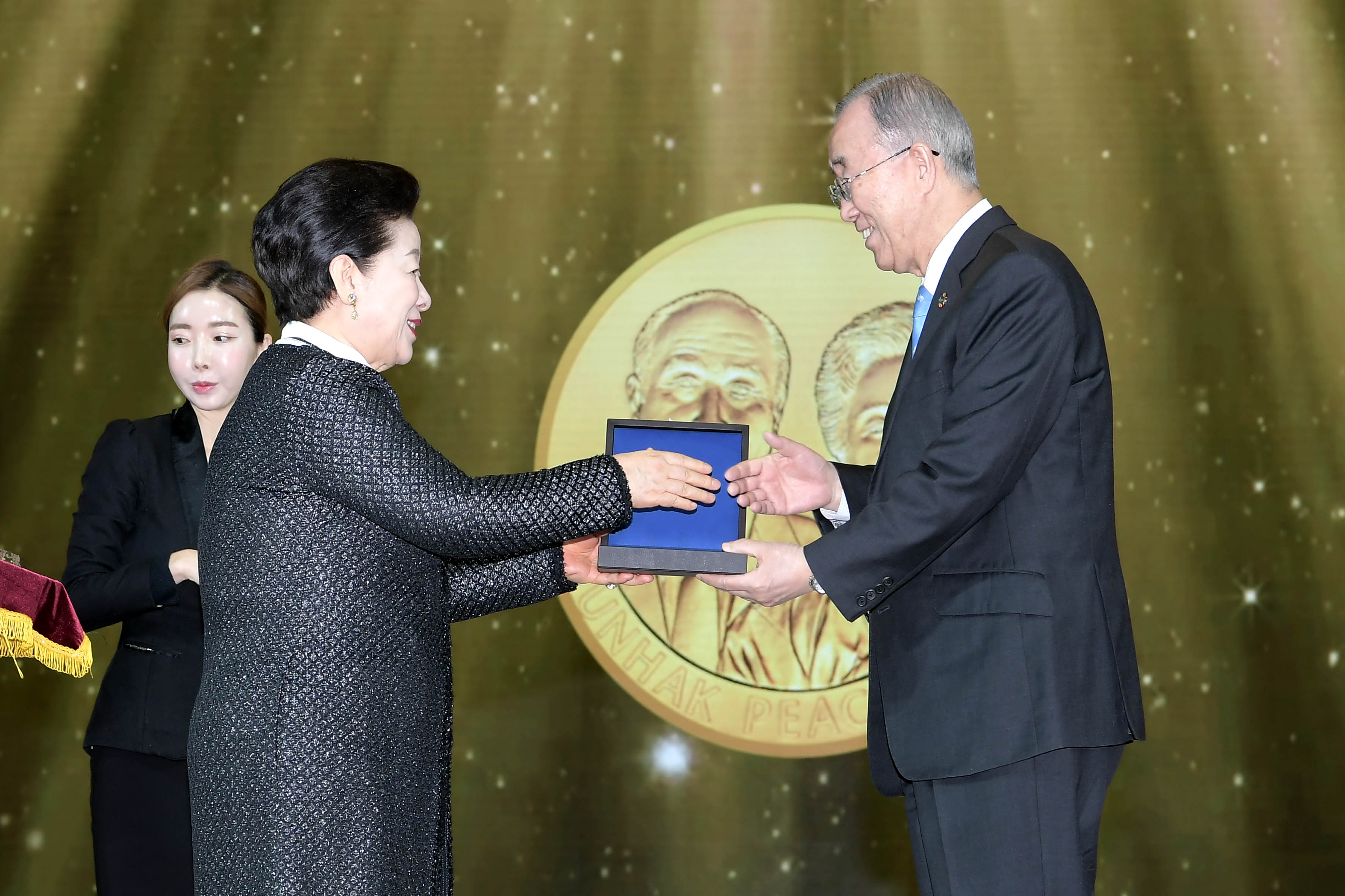 반기문_메달 및 상패 수여