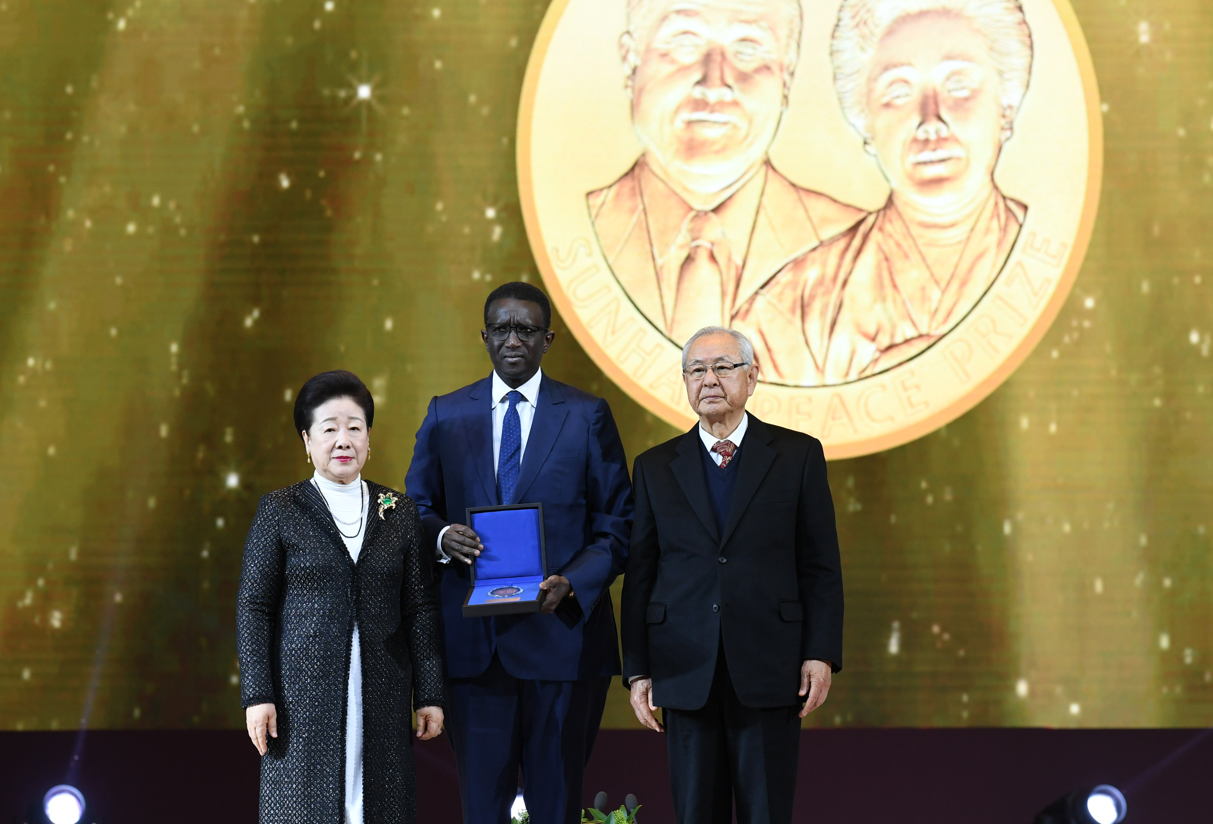 마키 살_메달 및 상패 수여