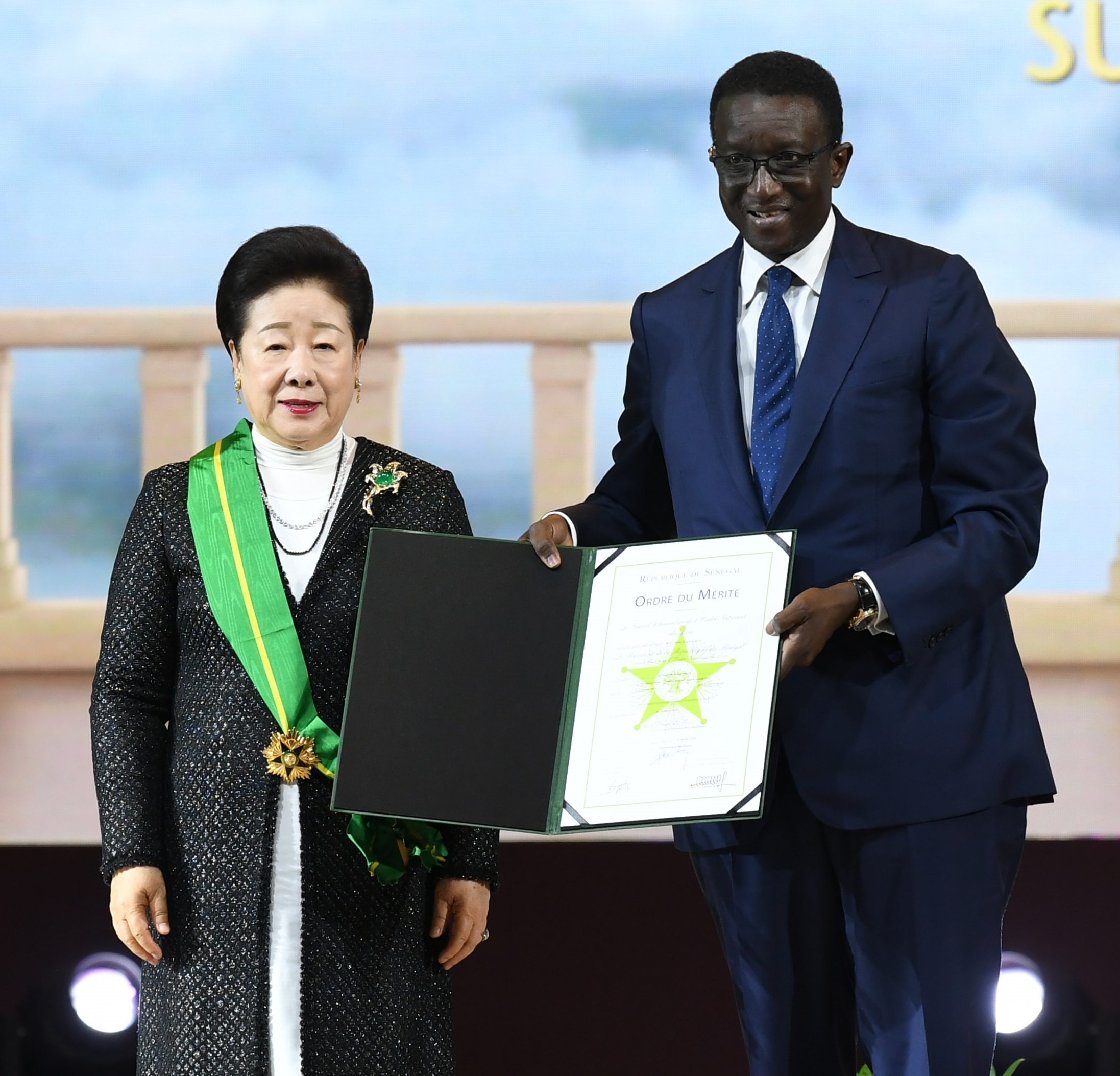 설립자께 감사패 증정