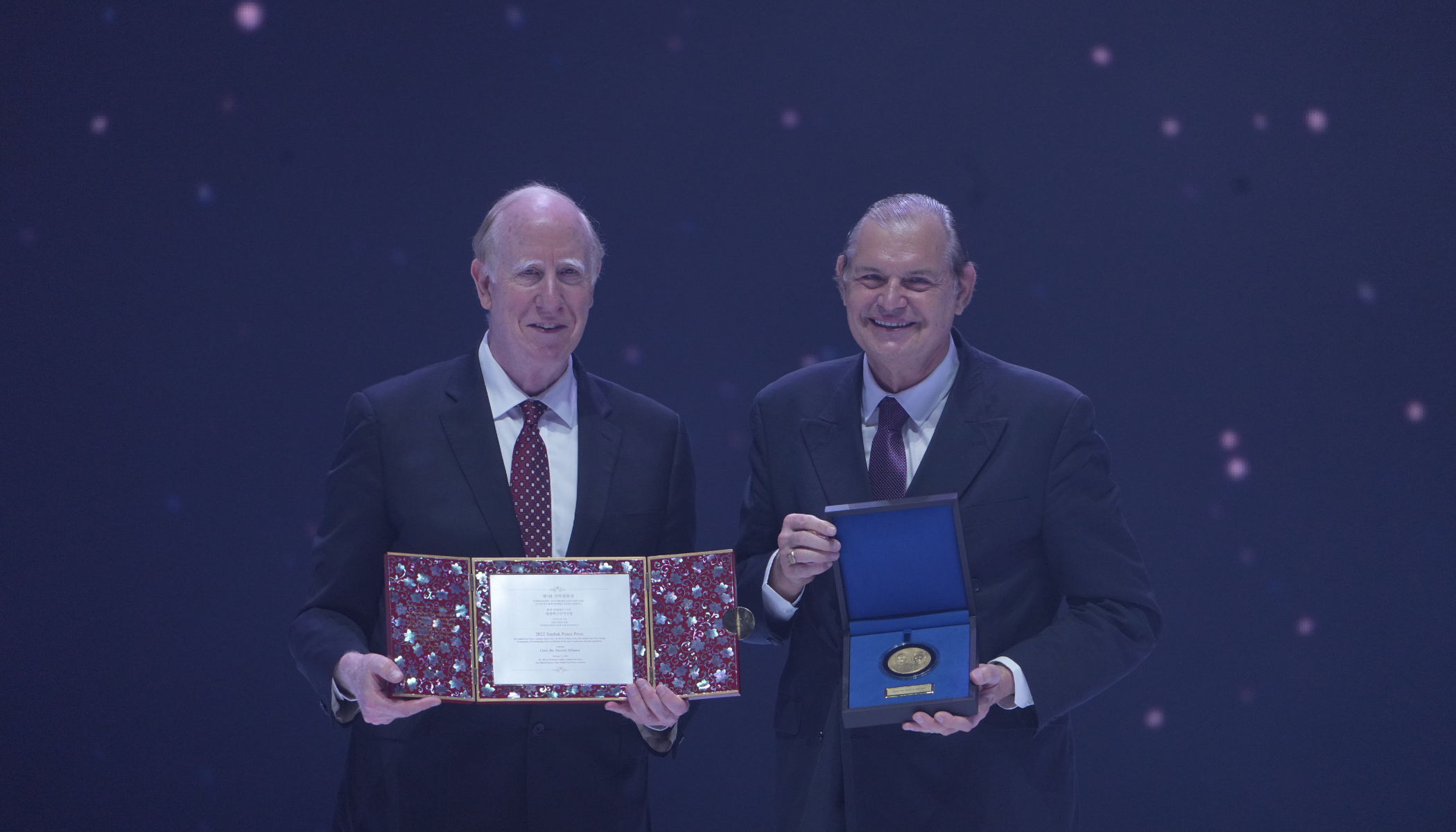 Awarding of Medal and Plaque to Gavi, The Vaccine Alliance