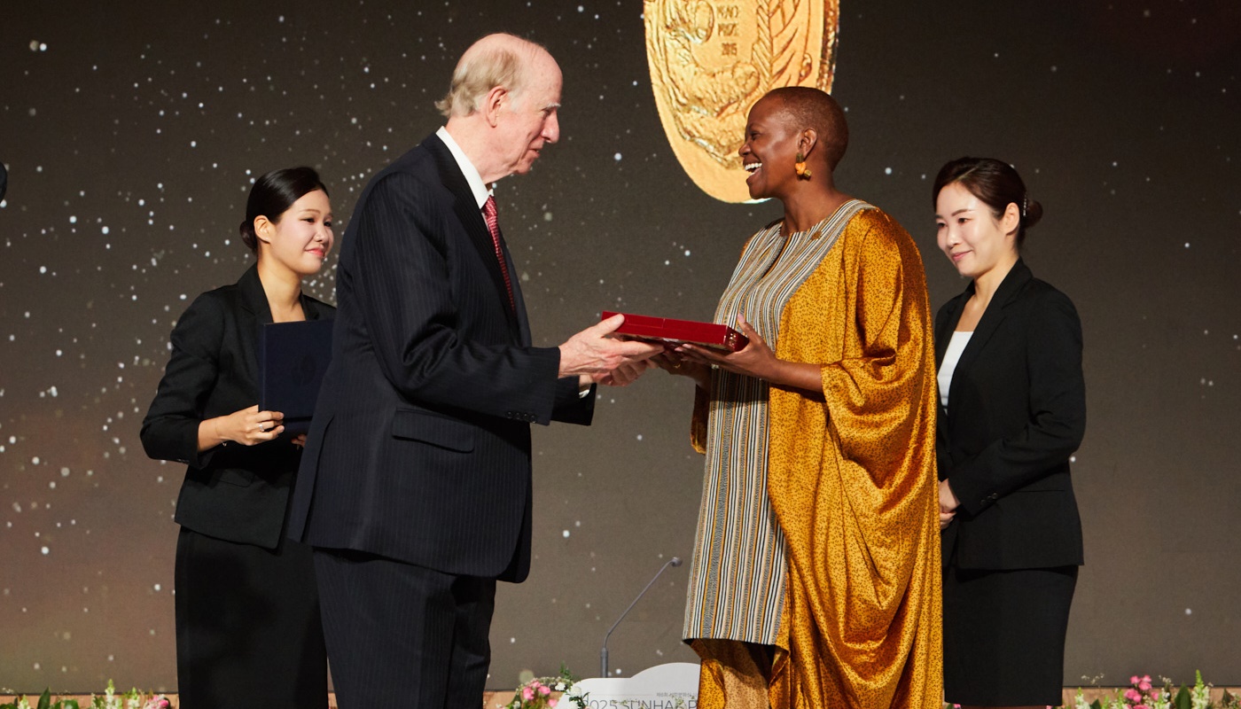 완지라 마타이 메달 및 상패 수여 