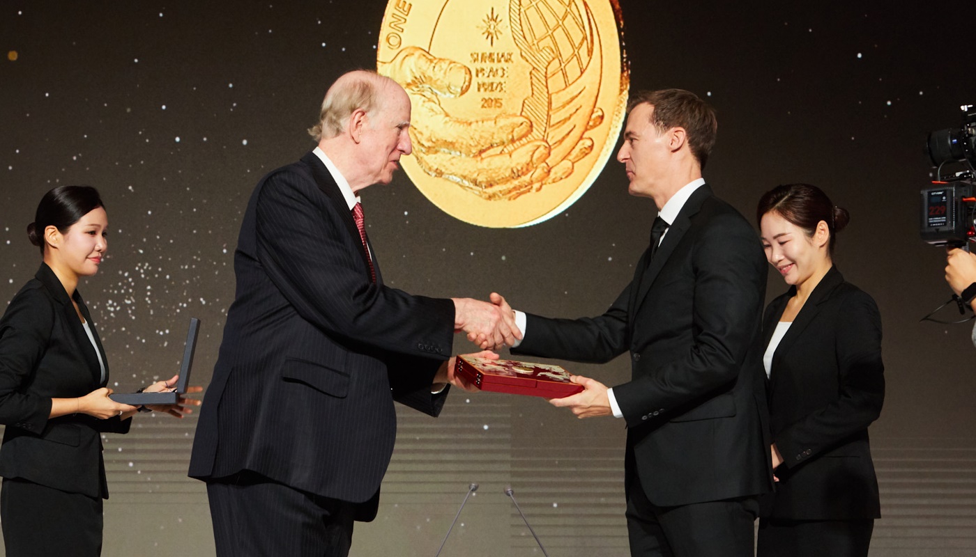 휴 에반스 메달 및 상패 수여