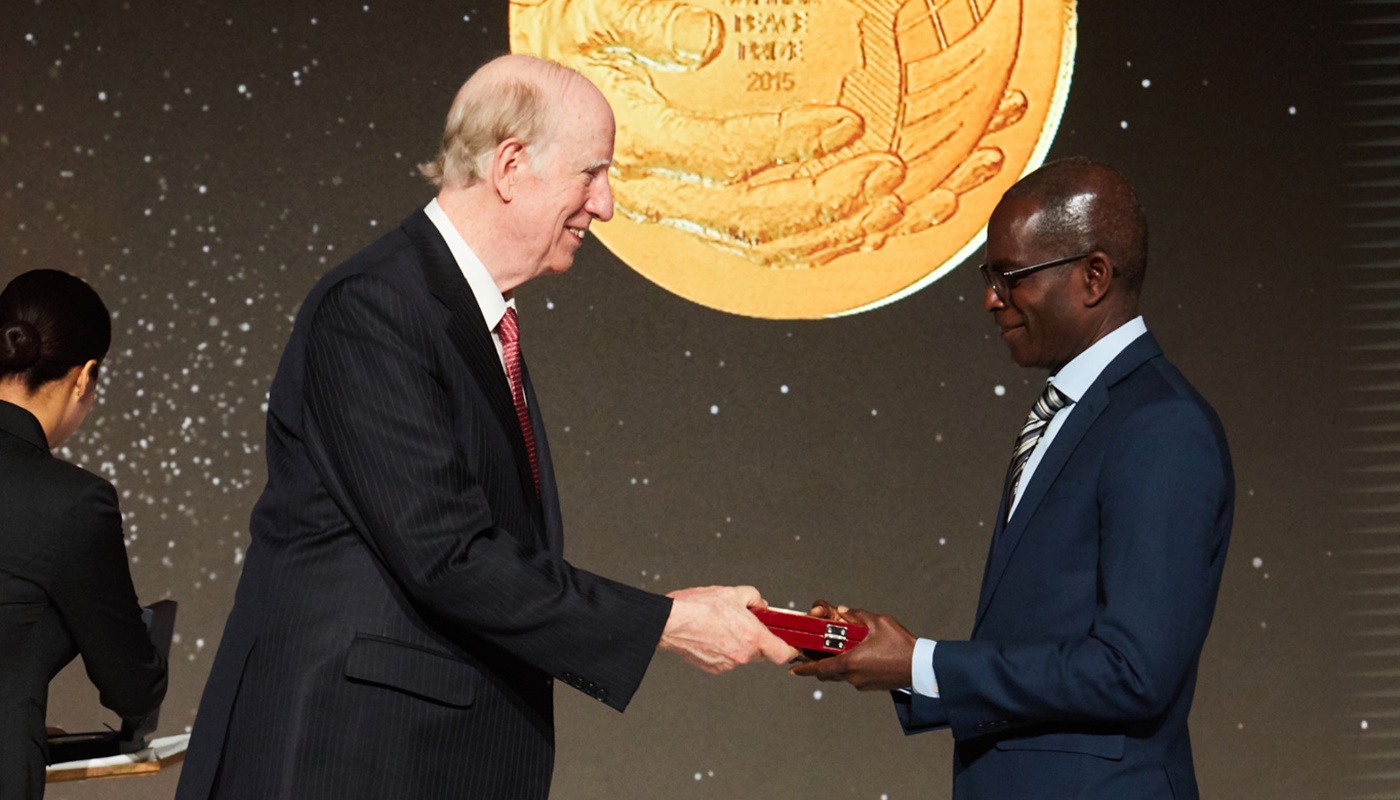 패트릭 아우아 메달 및 상패 수여